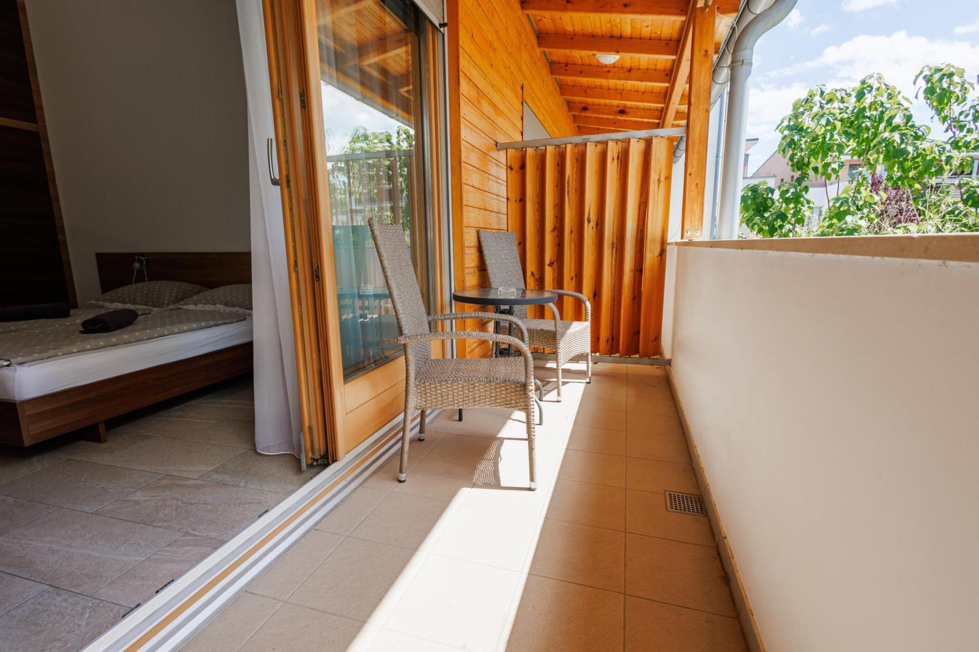 Jacht Apartmanok Balatonfured Exterior photo